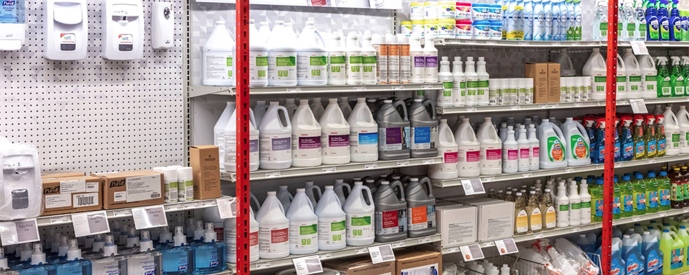 étalage de produits de nettoyage dans le but de faire un choix