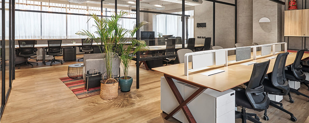 bureaux bien rangés pour un contrat de nettoyage
