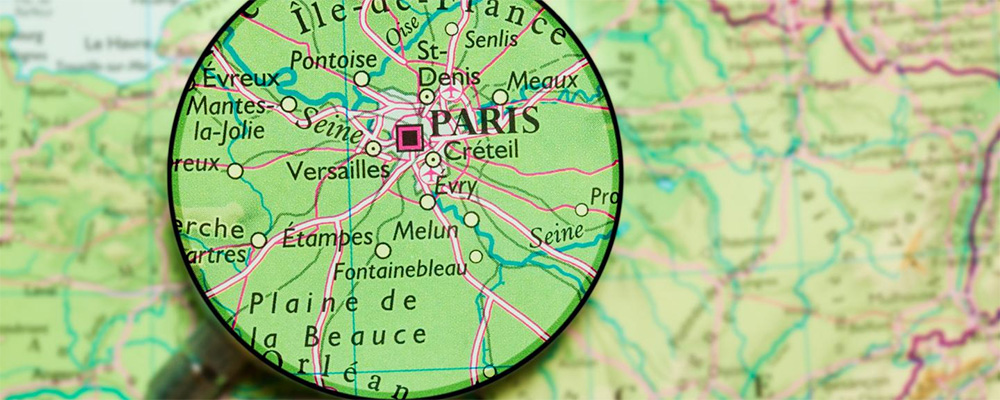 carte routière avec une loupe sur l'ile de france
