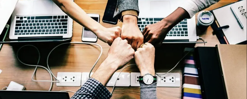 Contrat nettoyage courant des bâtiments un travail d’équipe de l’agent de nettoyage à l’inspecteur