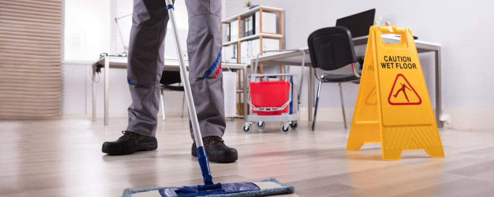 Agent.e de nettoyage en essuyage humide avec mop en microfibre pour sols de bureaux