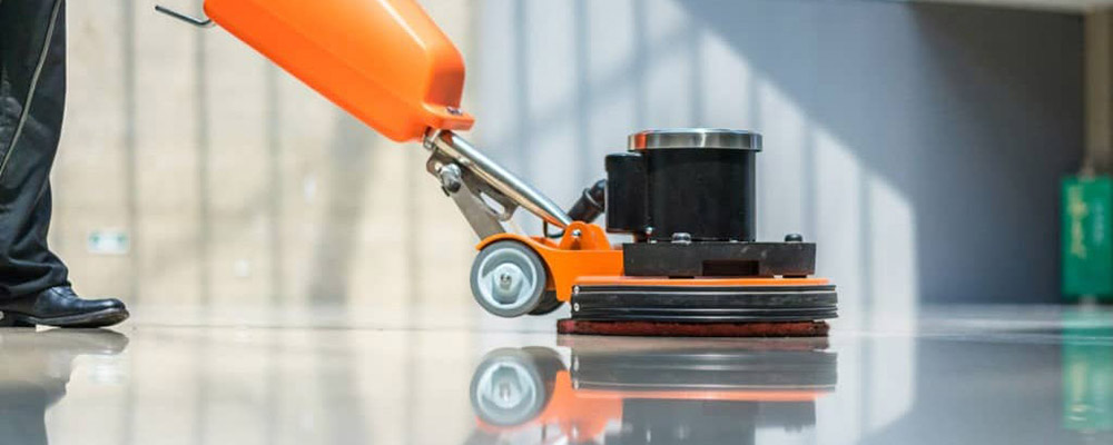 Entreprise de nettoyage de qualité à Paris pour les sols des grandes surfaces avec mono brosse