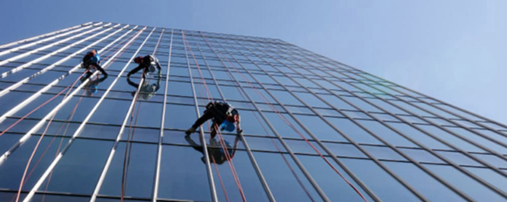 Société de nettoyage industriel Paris en nettoyage des vitres accessibles par alpinistes cordistes