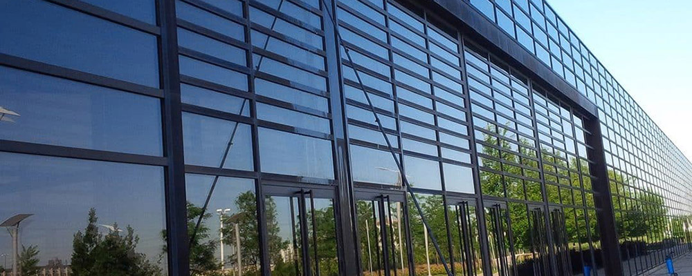 Service de nettoyage Paris en nettoyage industriel des vitres en hauteur par perche télescopique