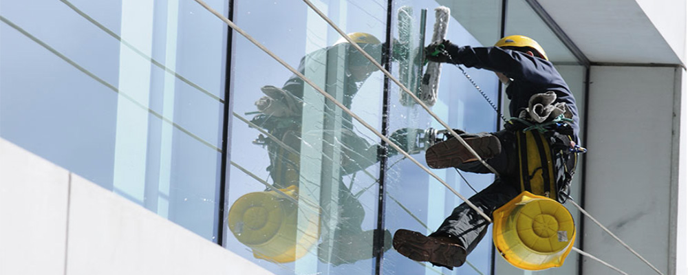 nettoyage des vitres en hauteur et difficile d’accès par des cordistes alpinistes professionnels 
